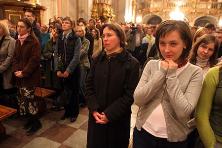 Kilkuset młodych ludzi czuwa, by być bliżej Papieża