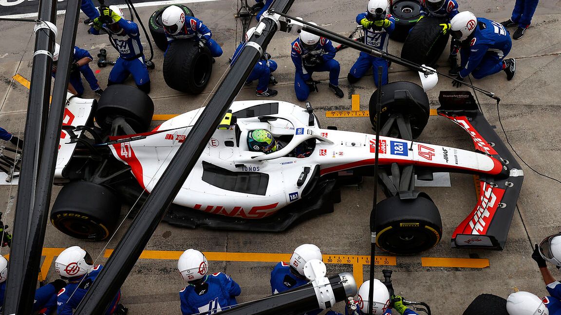 Mick Schumacher podczas pit-stopu Haasa