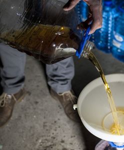 Koło gospodyń wiejskich przyłapane na sprzedaży bimbru. Interwencja służby celnej