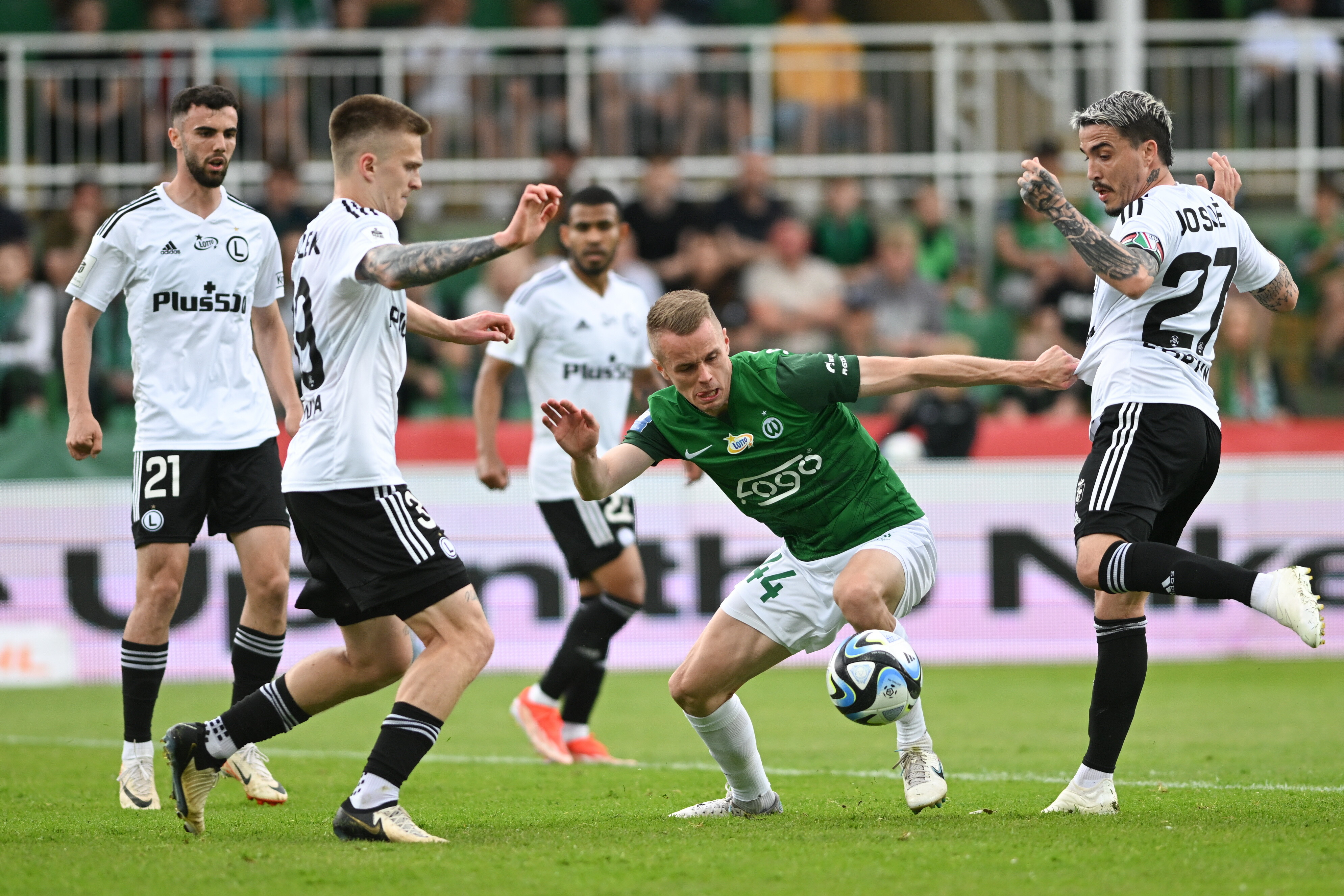 Legia Warszawa nearer to the cups.  Warta Poznań remains to be not sure of its upkeep