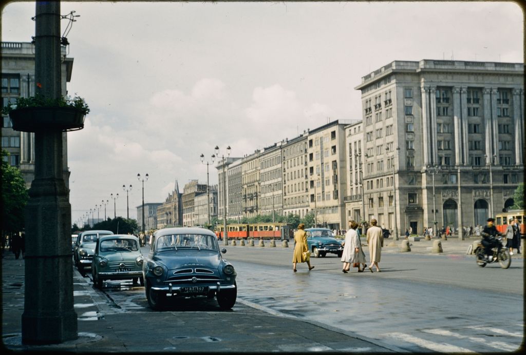 Nostalgiczna Warszawa lat 50. na nieznanych, kolorowych zdjęciach profesora z USA 27
