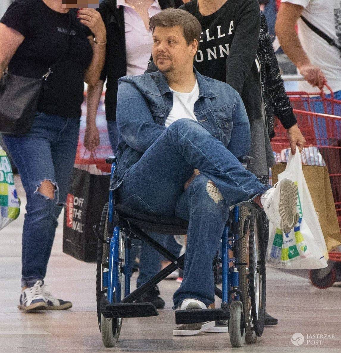 Michał Figurski na wózku na zakupach