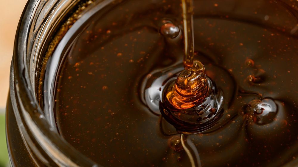 Bardzo wyjątkowy smak i działanie prozdrowotne to coś, co wyróżnia miód z gryki zwyczajnej