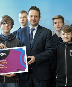 Sto złotych na każdego ucznia. Trzaskowski ogłasza nowy program