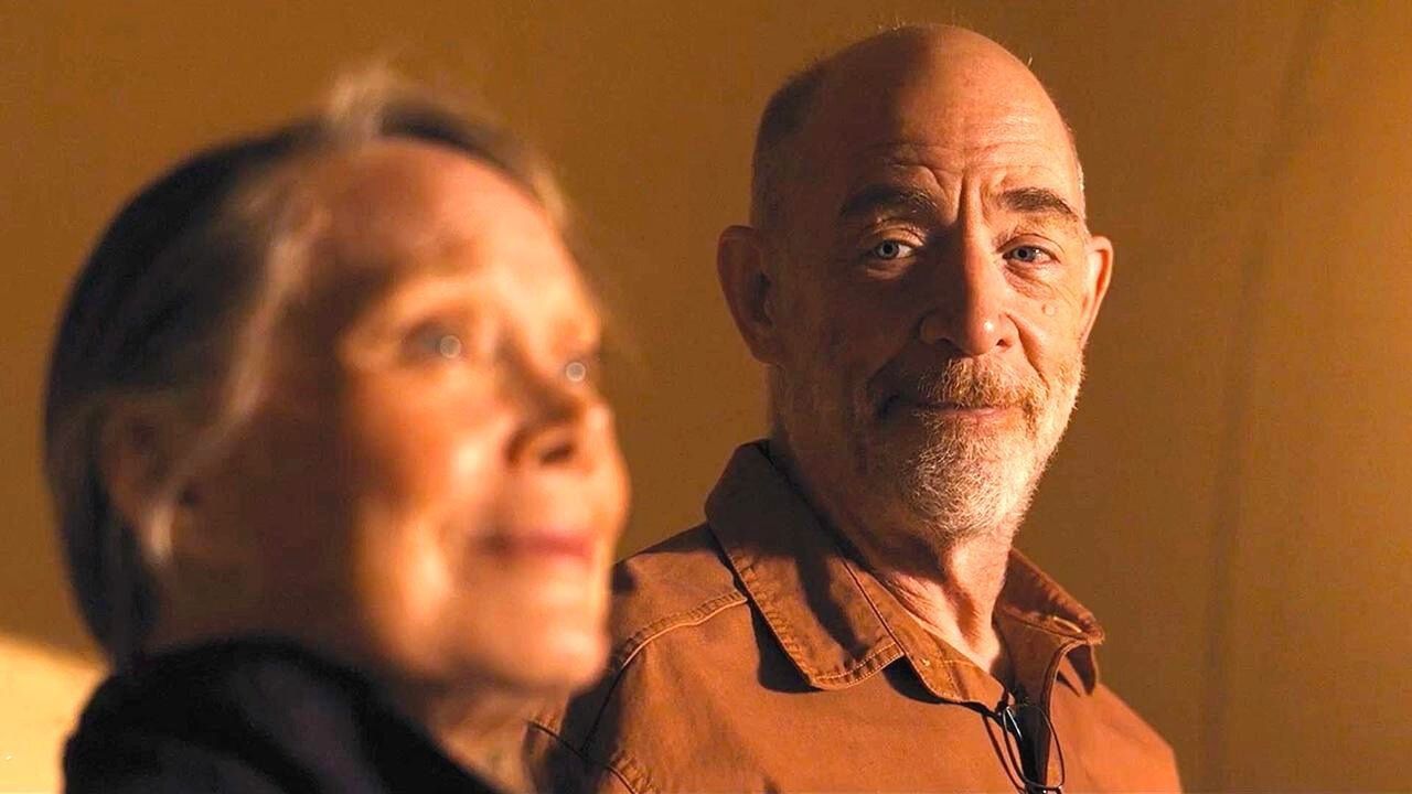 W "Night Sky" główne role grają Sissy Spacek i J.K. Simmons