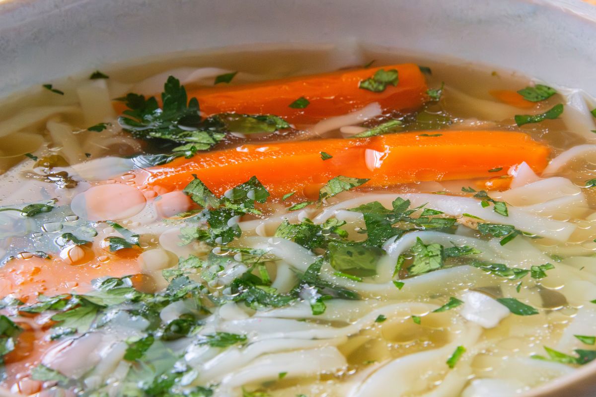Zapomniałam o kostkach i maggi. Dodaję odrobinę tej przyprawy, bo to zero szkodliwej chemii, za to pełnia smaku