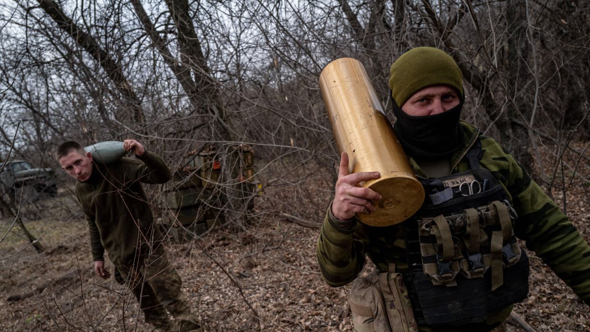 Military mobility continues on Ukraine's Toretsk
TORETSK, UKRAINE - MARCH 17: Ukrainian servicemen from the 24th mechanized brigade are seen along the frontline south of Bakhmut in the town of Toretsk, Ukraine on March 17, 2023. Wolfgang Schwan / Anadolu Agency/ABACAPRESS.COM 
Dostawca: PAP/Abaca
AA/ABACA
2023, 24th mechanized brigade, march, military mobility, Russia, Toretsk, Ukraine, war, agresja Rosji, atak Rosji na Ukrain�, inwazja, inwazja rosyjska, konflikt zbrojny, rosyjska, rosyjski, sytuacja na Ukrainie, sytuacja w Ukrainie, Wojna na Ukrainie, wojna w Ukrainie, wok� Ukrainy, front, frontu, linia, Ukraina, ukrai�scy, ukrai�ski, ukrai�skie, walki, wojsko, �o�nierz, �o�nierze, pociski, uzbrojenie