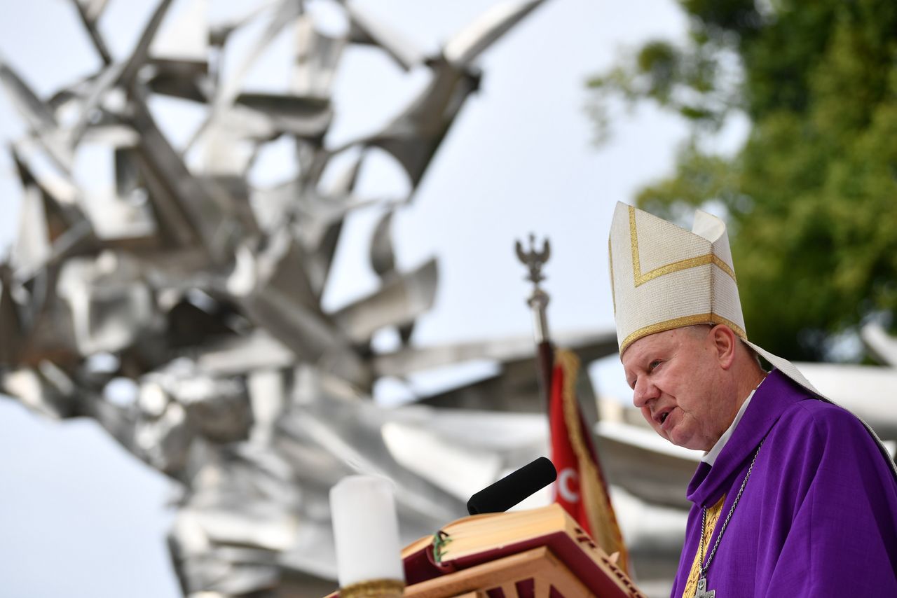 Haniebne słowa biskupa. "Dziesięciu musi stracić życie"