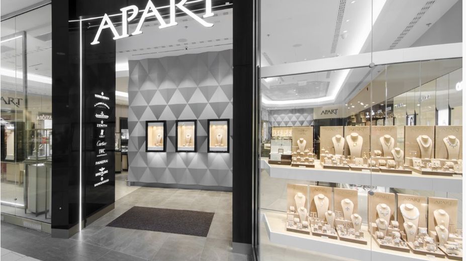 Zgodnie z zaleceniami, w salonie może przebywać 1 osoba na 15 m. kw., a pracownicy są wyposażeni w osobiste elementy ochronne - przyłbice lub maseczki oraz rękawiczki 