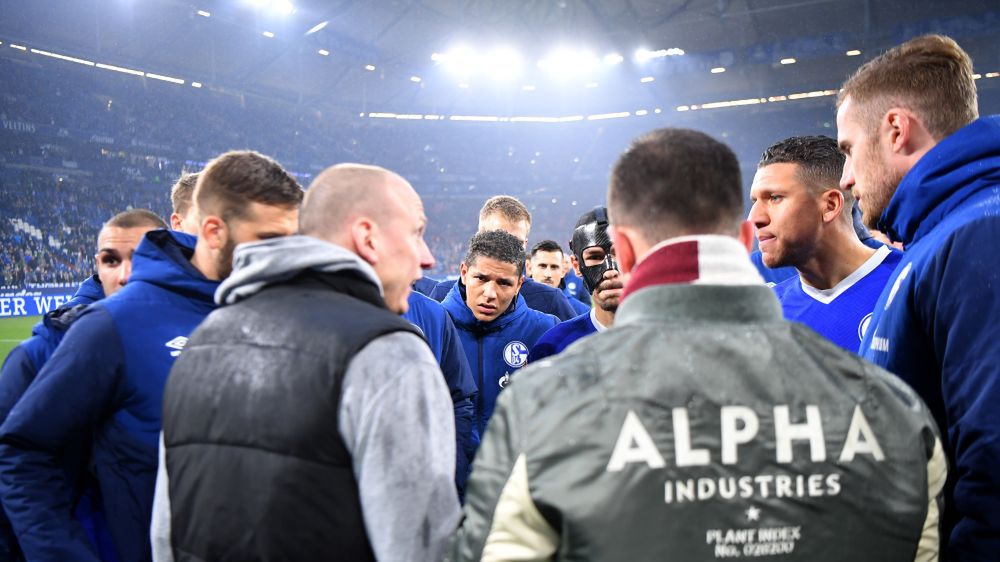 Zdjęcie okładkowe artykułu: Getty Images / Stuart Franklin / Na zdjęciu: piłkarze Schalke 04 tłumaczą się przed kibicami po porażce z Fortuną 0:4