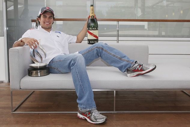 Sergio Perez woli kosztować szampana niż rywalizować z tyłu stawki