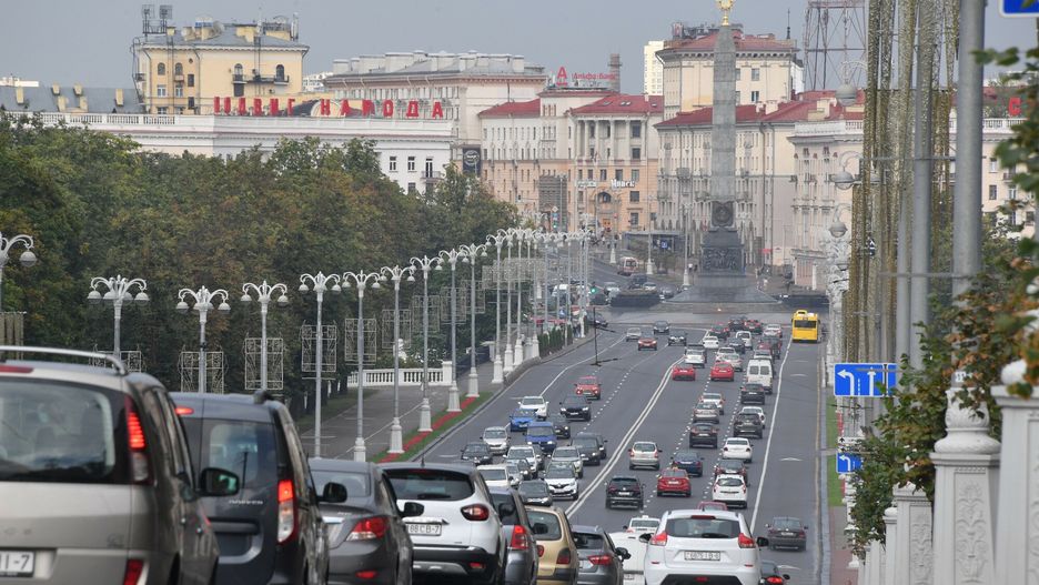 ?ycie codzienne w Mi?sku6626330 16.08.2021 Cars drive along Independence Avenue in Minsk, Belarus. Viktor Tolochko / SputnikViktor Tolochko