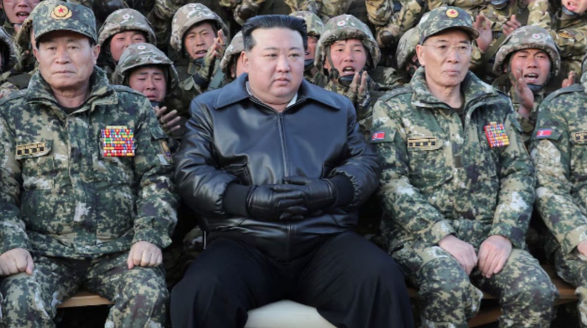 Kim Dzong Un surrounded by North Korean soldiers