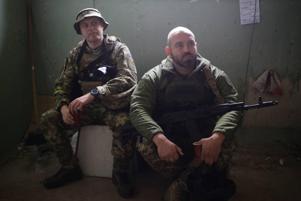 Pawło Kazarin (z prawej), niedawno dziennikarz, teraz żołnierz Sił Zbrojnych Ukrainy 