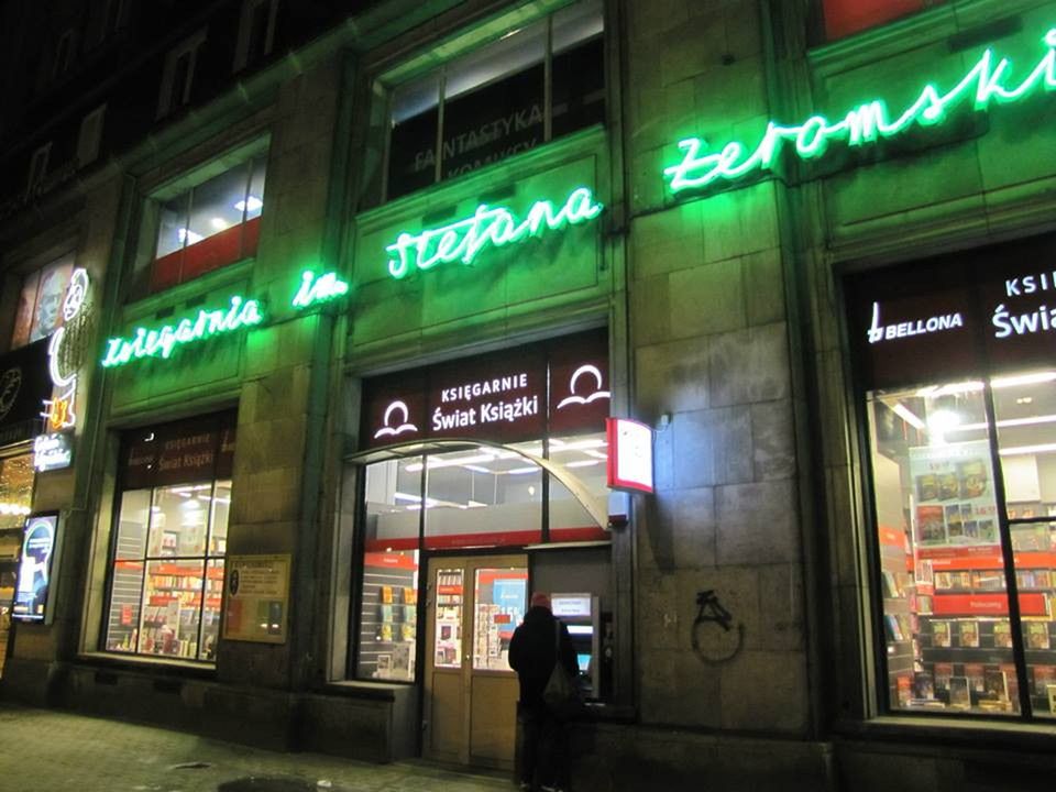 Jeden z najstarszych warszawskich neonów wrócił do Śródmieścia