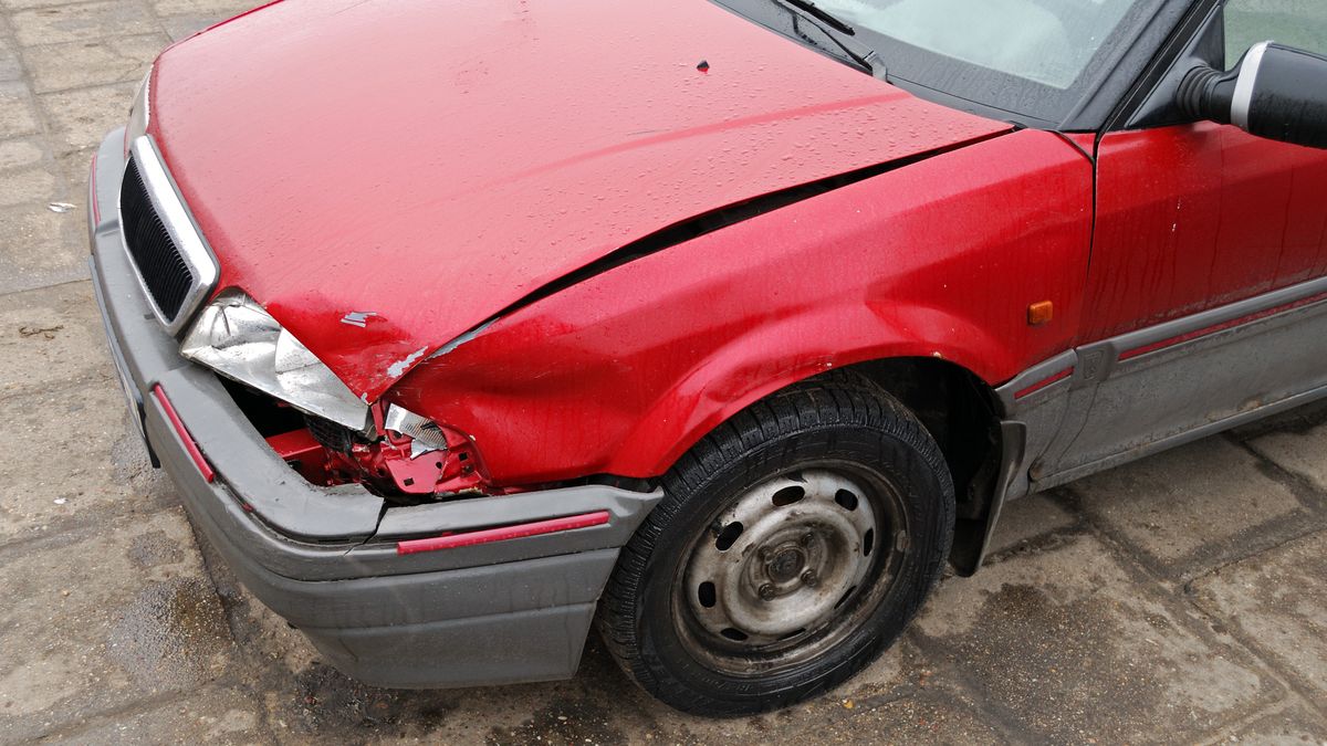 wypadek, ubezpieczenie, polisa, ac, oc, samochód, samochodowy, auto, szkoda, zderzak, problemy, awaria, awaryjny, pojazd, porozumienie, stres, szok, lampa, rozbity, uszkodzony, deszcz, polska, maska, ubezpieczyciel, poszkodowany