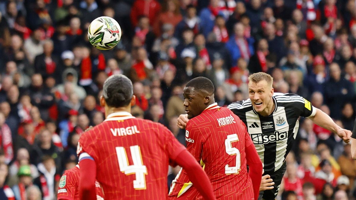 PAP/EPA / TOLGA AKMEN / Na zdjęciu: Newcastle United wygrało z Liverpoolem w finale Carabao Cup