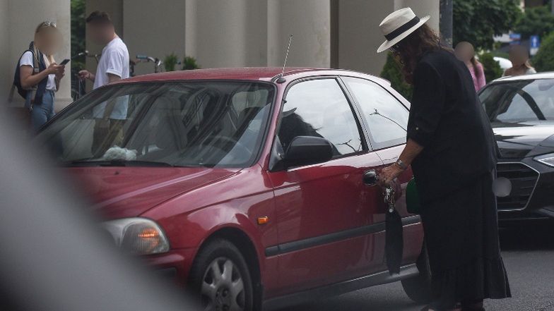 Agnieszka Fitkau-Perepeczko parkuje w niedozwolonym miejscu i znika w restauracji