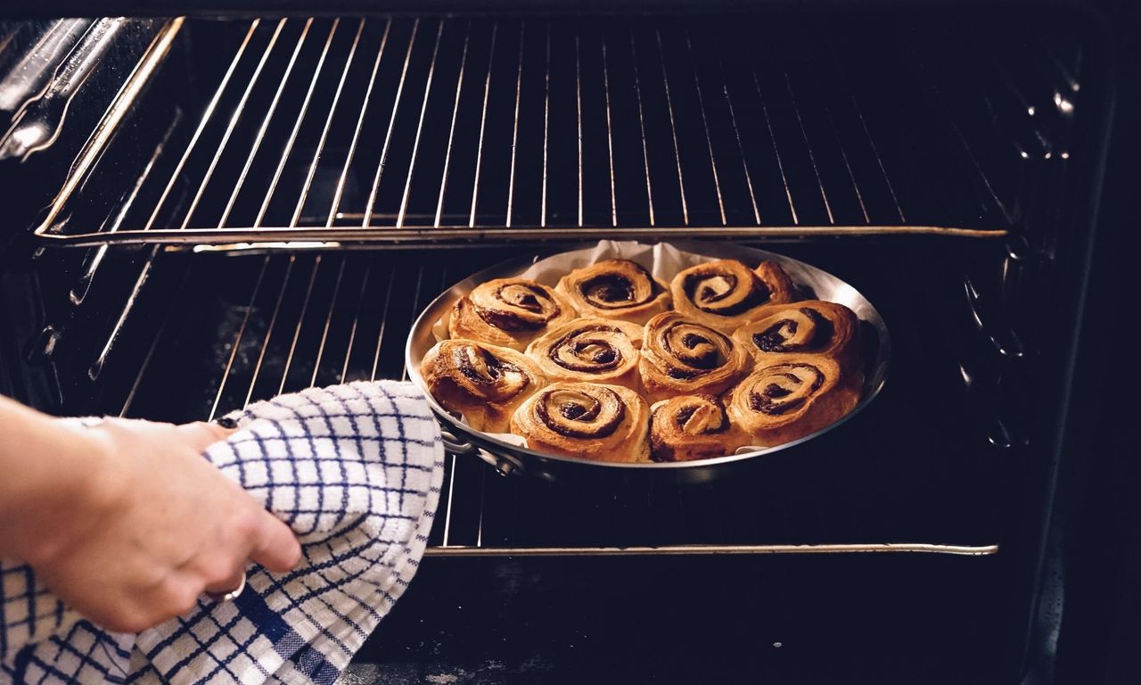 Jak skutecznie wyczyścić piekarnik domowymi sposobami? Wystarczą dwa produkty