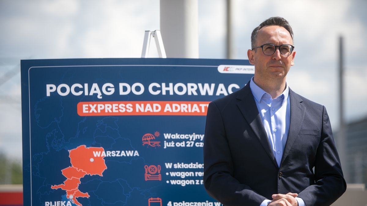 Dariusz Klimczak
Warszawa, 21.05.2025. Minister infrastruktury Dariusz Klimczak podczas briefingu prasowego w zwi�zku z uruchomieniem przez PKP Intercity nowego po��czenia z Warszawy do Rijeki, 21 bm. na stacji kolejowej Warszawa Zachodnia.  (sko) PAP/Piotr Werewka
Piotr Werewka
kolej, konferencja, konferencja prasowa, minister, pkp, polityk, polityka, po��czenie kolejowe, warszawa - rijeka, briefing prasowy, chorwacja, do chorwacji, nowe po��czenie, poci�g