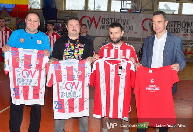 Na licytacje WOŚP zawodnicy obu klubów przekazali koszulki z autografami