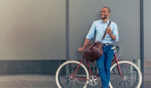 Klasyczne jeansy w granatowym kolorze będą świetnym wyborem także do pracy