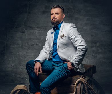 Szara marynarka sprawdzi się w wielu okolicznościach