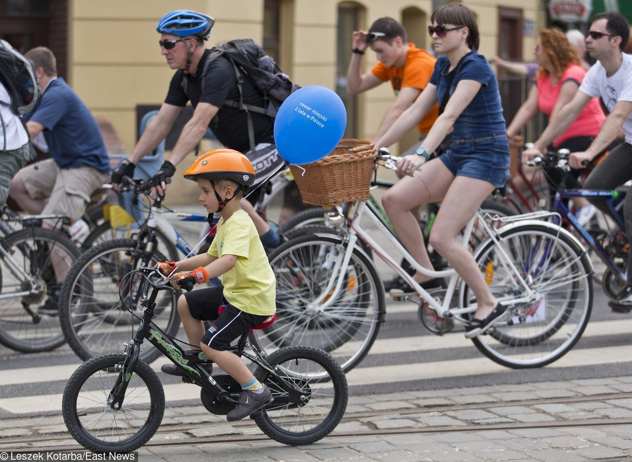 Dzieci do lat 14 mają obowiązkowo jeździć w kaskach rowerowych. Środowisko cyklistów nie jest zadowolone. A co mówią badania?