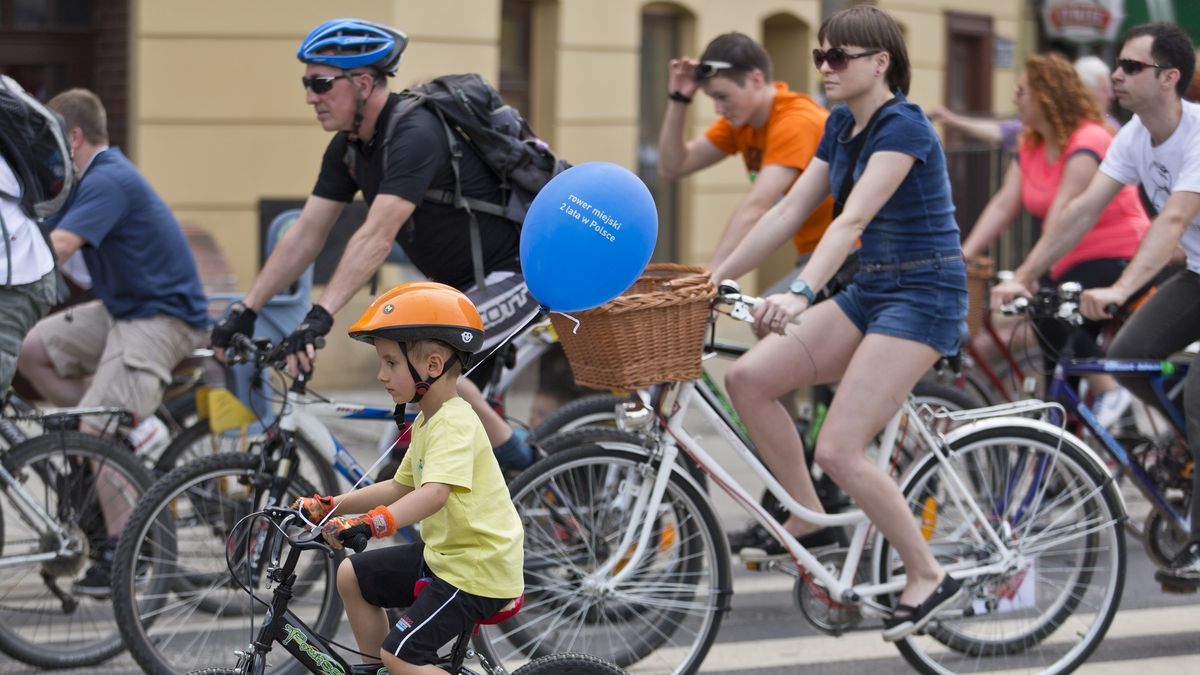 Dzieci do lat 14 mają obowiązkowo jeździć w kaskach rowerowych. Środowisko cyklistów nie jest zadowolone. A co mówią badania?