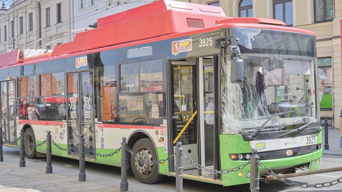 Uszkodzony trolejbus po zderzeniu z nissanem