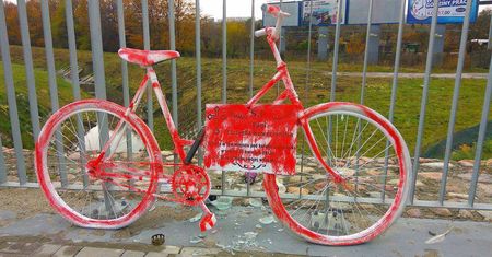 Lublin: Ghost Bike znowu zdewastowany. Wandale pomazali go czerwoną farbą