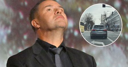 Tomasz Karolak wozi się samochodem za blisko pół MILIONA. Za nic ma sygnalizację świetlną [ZDJĘCIA]