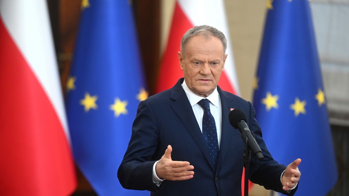 WARSAW, POLAND - JANUARY 09: Polish Prime Minister Donald Tusk comments about the Mercosur deal during a press conference at the Prime Minister's Chancellary as farmers rallied today in protest against the impending ratification of the EU-Mercosur Partnership Agreement on January 09, 2026 in Warsaw, Poland. The proposed trans-Atlantic free-trade agreement between the EU and the Mercosur bloc, which includes Argentina, Brazil, Paraguay, and Uruguay, has been in negotiation for more than 25 years. Farmers across the EU have staged protests in opposition to the deal over fears of unfair competition from Latin American imports. A decisive vote on the Mercosur deal is expected to take place today in Brussels. (Photo by Omar Marques/Getty Images)
