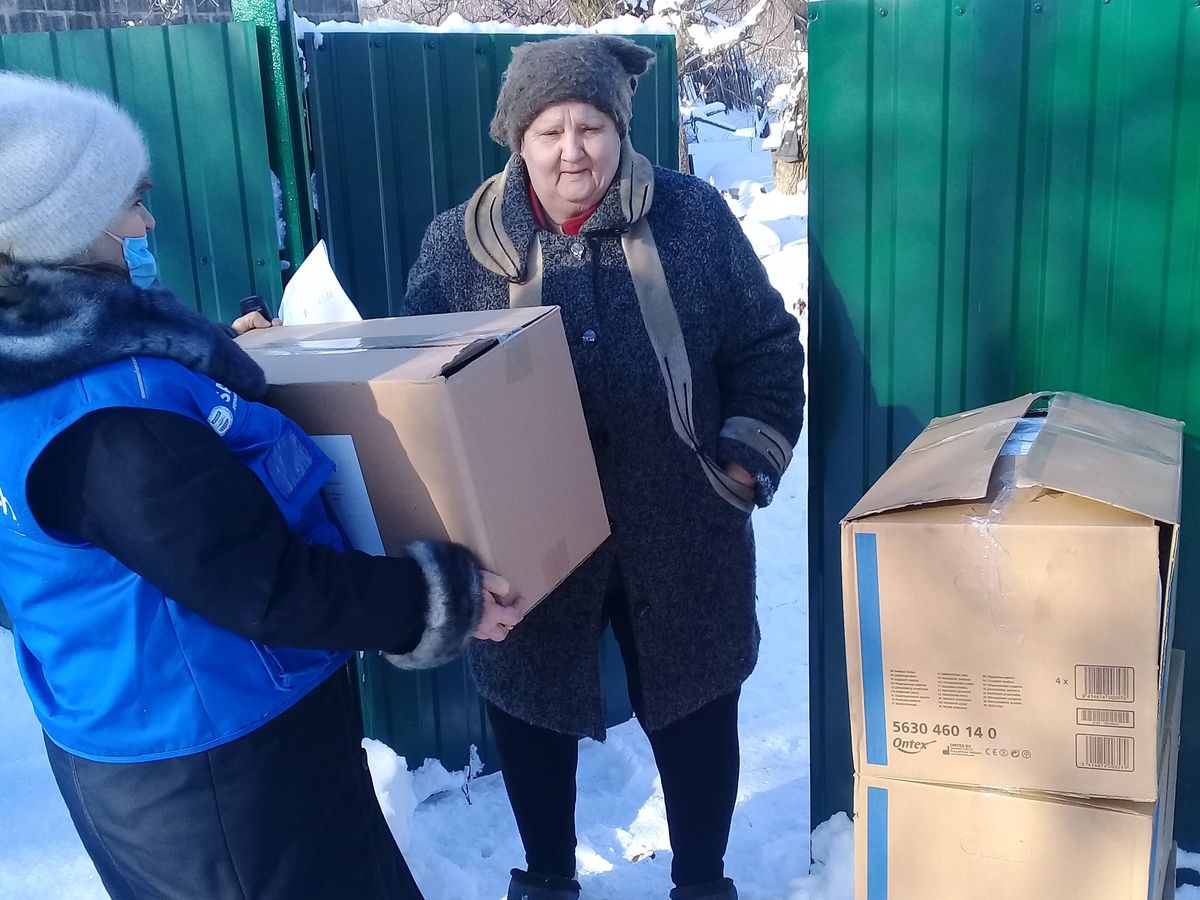 Pracownicy PAH dostarczają paczki żywnościowe mieszkankom przyfrontowych rejonów