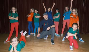 Sokół nagrał z Fasolkami. Zobacz wykonanie na żywo kawałka "Jak urosnę"