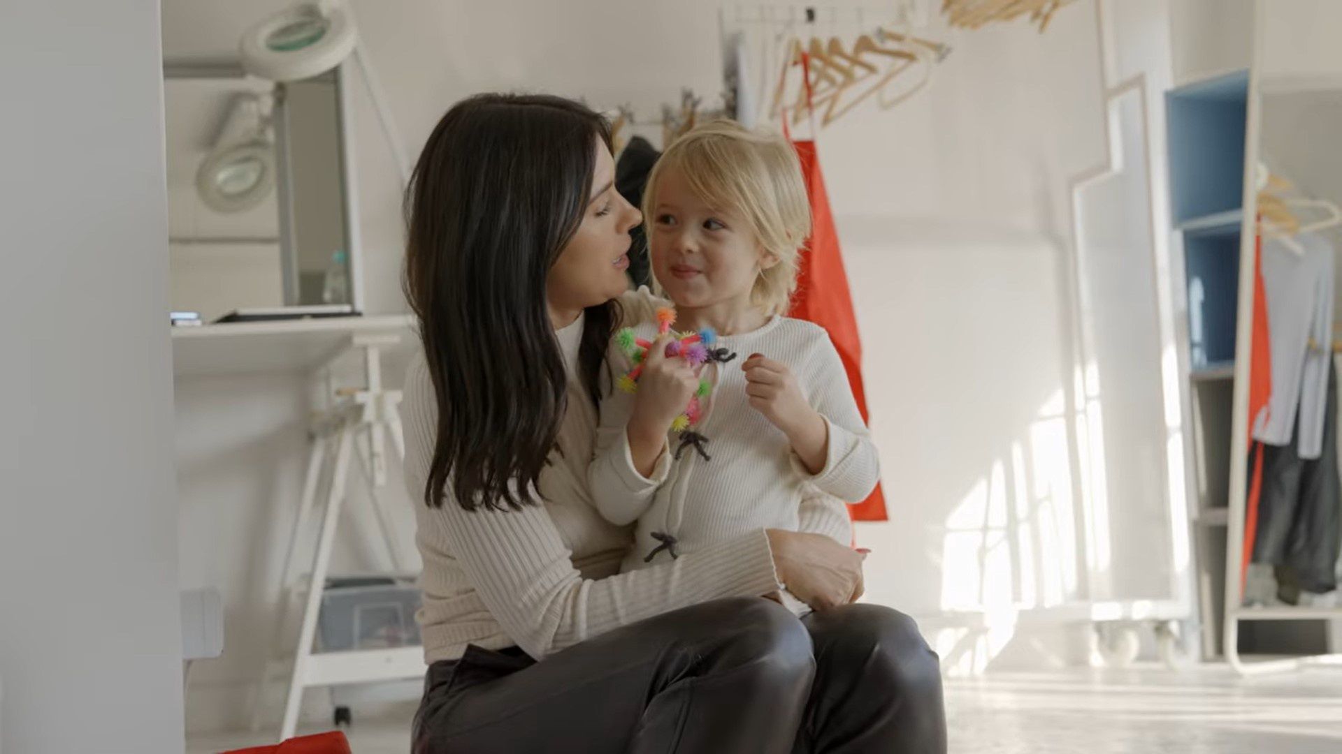 Klaudia Halejcio z córką na planie świątecznej reklamy