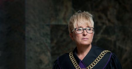 Miał skorumpować sędzię, grozi mu 10 lat. Prokuratura ma "twarde dowody", ale odpuszcza
