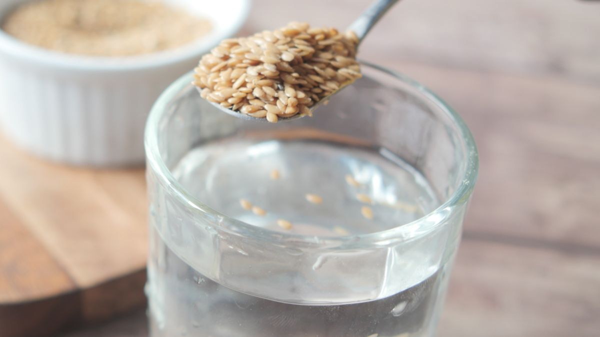 Woda z siemieniem lnianym i płatkami owsianymi oczyszcza jelita 