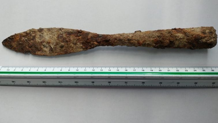 Odnaleziony żelazny grot włóczni, datowany wstępnie na okres rzymski, tj. II-IV wiek n.e.,