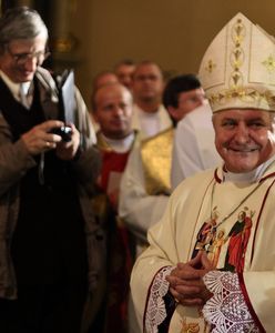 "Zabawa w chowanego". Bunt księży ws. biskup Edwarda Janiaka. Chodzi o list poparcia