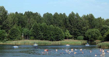 Spojrzała na cennik nad jeziorem pod Toruniem. "Nie ma zmiłuj"