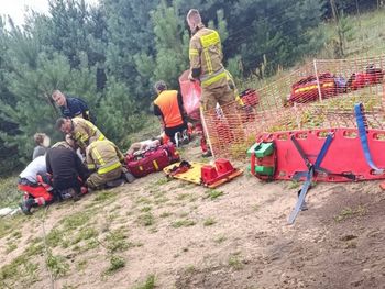 Ćwiklinek: Dwie osoby ranne po wybuchu podczas rozpalania ogniska. Kobieta i mężczyzna trafili do szpitala