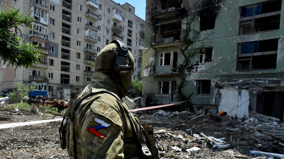 Wojna w Ukrainie - sytuacja w obwodzie ?uga?skim
TOPSHOT A Russian serviceman patrols a destroyed residential area in the city of Severodonetsk on July 12, 2022, amid the ongoing Russian military action in Ukraine. (Photo by Olga MALTSEVA / AFP)
OLGA MALTSEVA
