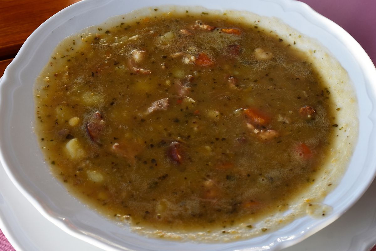 Nasze babcie robiły ją w największe chłody. Porządnie rozgrzewa i syci na długie godziny