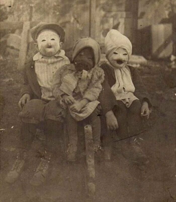 Dzieci przebrane na Halloween. Początek XX wieku.