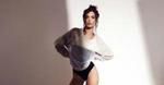 Emily Ratajkowski ucieka do łazienki