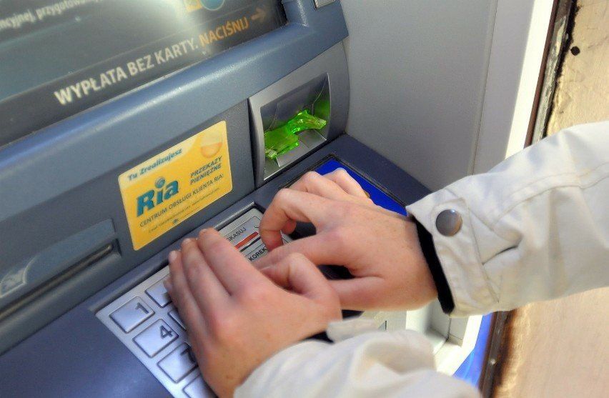 Taki błąd przy wypłacie pieniędzy z bankomatu może sporo kosztować. Tak można stracić kasę