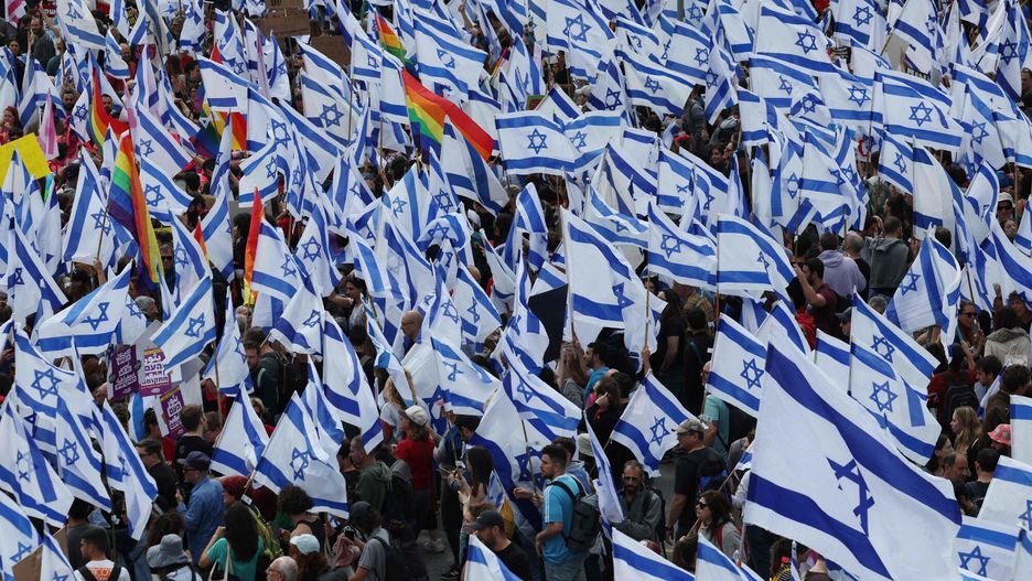 Izrael - protest przeciw radykalnym reformom
Protesters gather with national flags outside the Knesset, Israel's parliament, in Jerusalem amid ongoing demonstrations and calls for a general strike against the hard-right government's controversial push to overhaul the justice system, on March 27, 2023. (Photo by AHMAD GHARABLI / AFP)
AHMAD GHARABLI