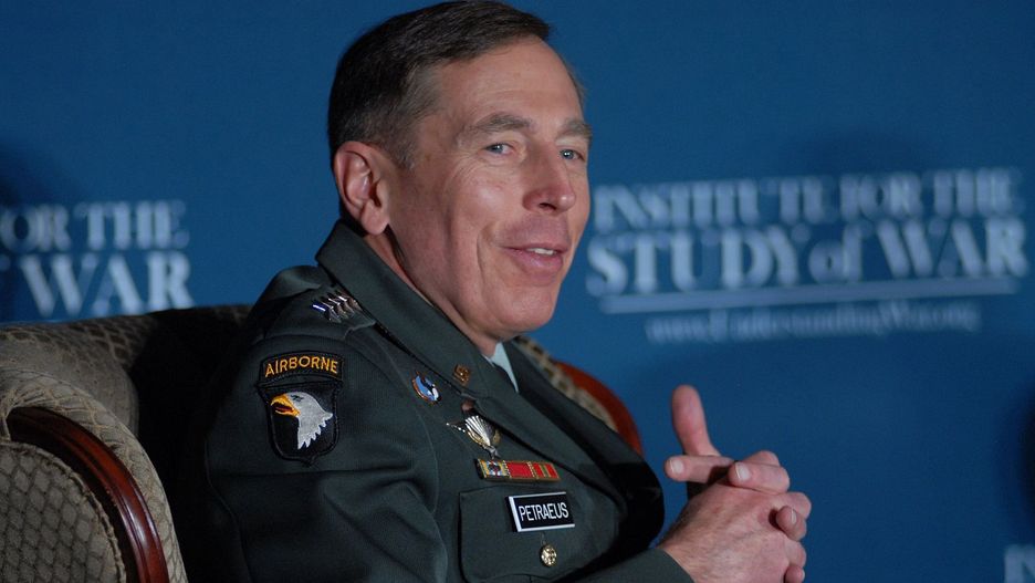 Generał David  Petraeus dowodził wojskami amerykańskimi w wojnie w Iranie i Afganistanie. Wojskowy punktuje słabości Rosjan
