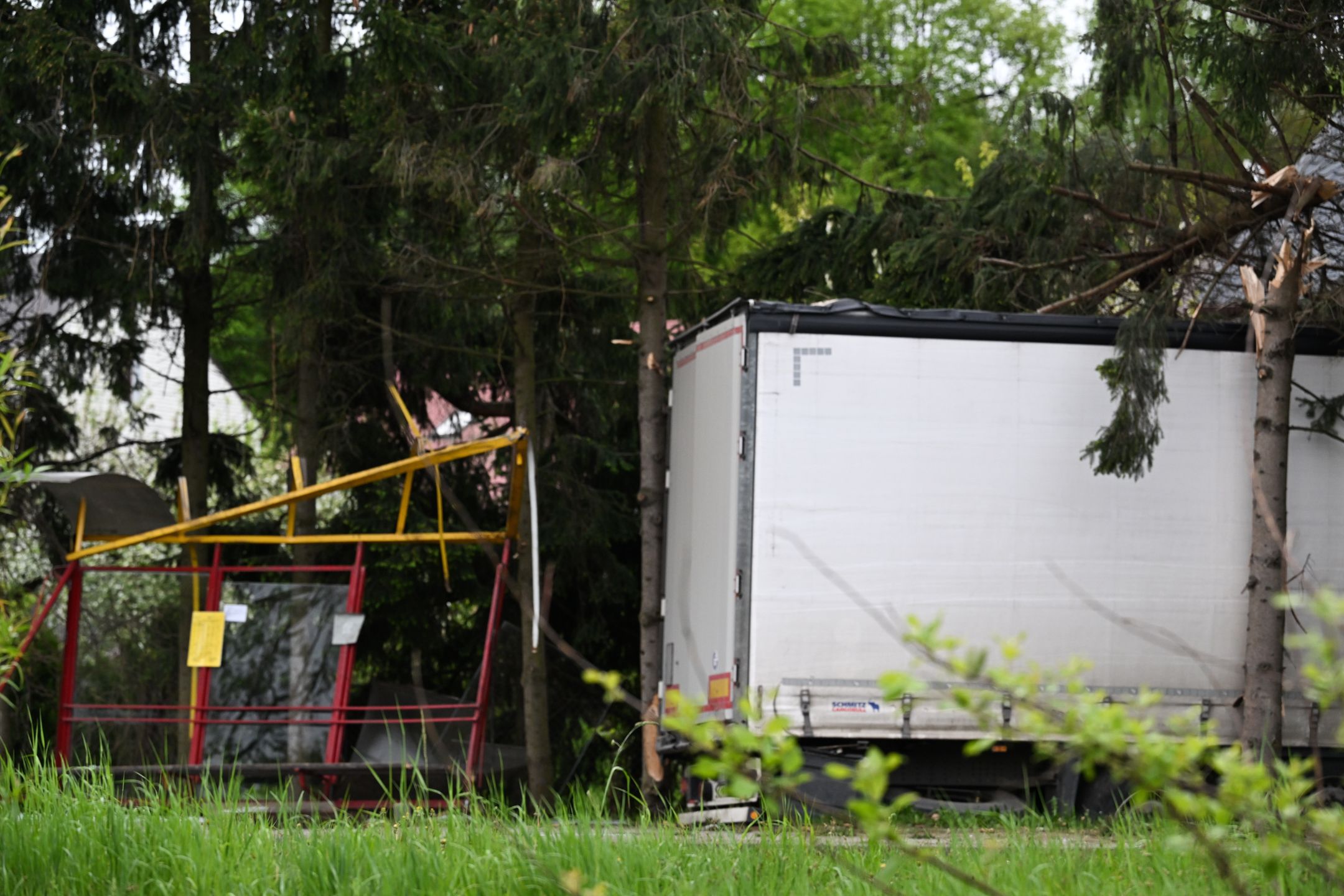 Tyczyn, 16.04.2024. Miejsce wypadku z udziałem dwóch samochodow osobowych i ciężarówki w miejscowości Tyczyn, 16 bm. Auto wymusiło pierwszeństwo w związku z czym tir staranował samochody i wjechał w przystanek. Do szpitala trafiło trzech kierujących i dwóch pieszych. Droga wojewódzka nr 878 jest całkowicie zablokowana. (sko) PAP/Darek Delmanowicz